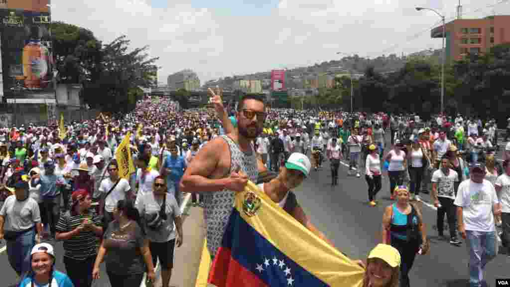 A manifestação pacífica convocada pela oposição na Venezuela deixou até ao momento morto . um jovem que foi atingido por balas durante os protestos. &nbsp;