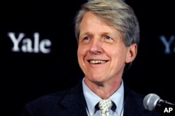 Ekonom, penulis buku dan profesor di Universitas Yale, Robert Shiller dalam konferensi pers di New Haven Connecticut (14/10).