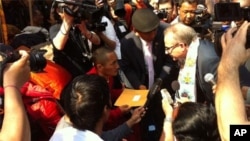 UN officials handed over letter from U.N.’s top human rights official to the Tibetan hunger strikers. Photo: Students for a Free Tibet