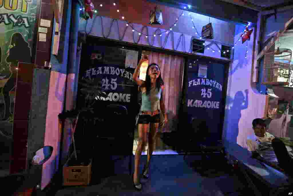 Seorang &#39;gadis karaoke&#39; meneriakkan protes melawan langkah pemerintah kota Surabaya menutup kompleks lokalisasi Dolly (19/6).&nbsp;(AP/Dita Alangkara) 