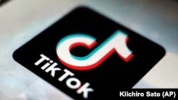 На фото: логотип додатку TikTok