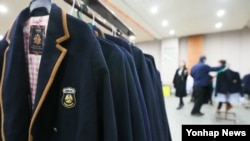 지난 12일 서울 금천구 금천구청에서 열린 '2016 사랑의 교복 나눔 장터'를 찾은 시민들이 교복을 고르고 있다. (자료사진)