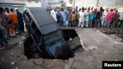 Hiện trường vụ nổ bom tại Karachi, ngày 7/8/2013.