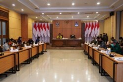 Rapat koordinasi ketersediaan bed RS, oleh Pemda DIY dan seluruh pihak terkait, Minggu (17-1). (foto Humas Pemda DIY)