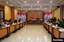 Rapat koordinasi ketersediaan bed RS, oleh Pemda DIY dan seluruh pihak terkait, Minggu (17-1). (foto Humas Pemda DIY)