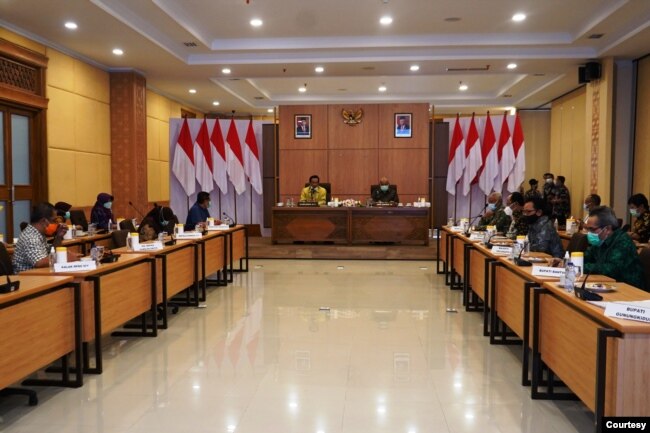 Rapat koordinasi ketersediaan bed RS, oleh Pemda DIY dan seluruh pihak terkait, Minggu (17-1). (foto Humas Pemda DIY)