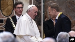 Paus Fransiskus bertemu Presiden Dewan Eropa Donald Tusk, usai menerima penghargaan internasional Charlemagne Prize of Aachen (Karlspreis) dalam upacara di Vatikan (6/5). 