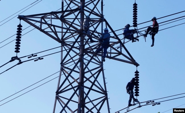 Petugas Perusahaan Listrik Negara (PLN) tengah melakukan pemeliharaan pembangkit listrik di Jakarta, 30 Agustus 2010. (Foto: Ilustrasi/Reuters)