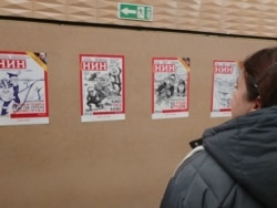 Izložba alternativnih naslovnih strana NIN-a, koje s osmilili čitaoci tog nedeljnika, pod nazivom "NIN: Crno na belo", otvorena je na Filozofskom fakultetu u Beogradu, 23. januara 2020. (Foto: Veljko Popović, VoA)