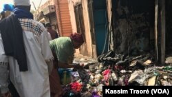 Plusieurs heures après un incendie sur le marché de Bamako, au Mali, le 13 décembre 2017. (VOA/Kassim Traoré)