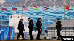 Para petugas keamanan berpatroli di sekitar Taman Olimpiade Musim Dingin 2014, Sochi, Rusia (3/2).