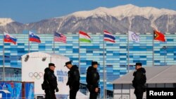 Petugas keamanan di kompleks Olimpiade di Sochi, Rusia.
