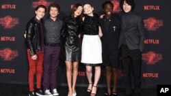 Parte del elenco de "Stranger Things", la exitosa serie de Netflix. De izquierda a derecha: Gaten Matarazzo, Millie Bobby Brown, Sadie Sink, Caleb McLaughlin y Finn Wolfhard, en el estreno de la Temporada 2 en Los Angeles, el 26 de octubre de 2017.