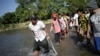 Migrantes centroamericano cruzan el río Suchiate el 21 de enero de 2020 desde Guatemala para tratar de entrar en territorio mexicano y seguir su camino hacia Estados Unidos.