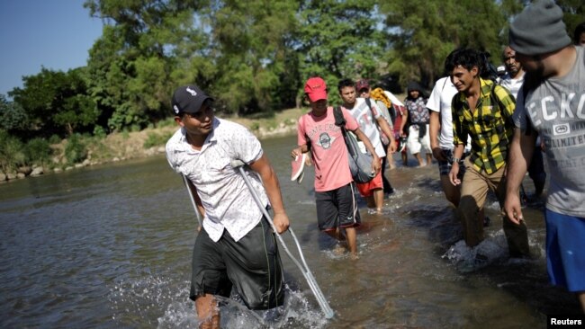 Migrantes centroamericano cruzan el río Suchiate el 21 de enero de 2020 desde Guatemala para tratar de entrar en territorio mexicano y seguir su camino hacia Estados Unidos.