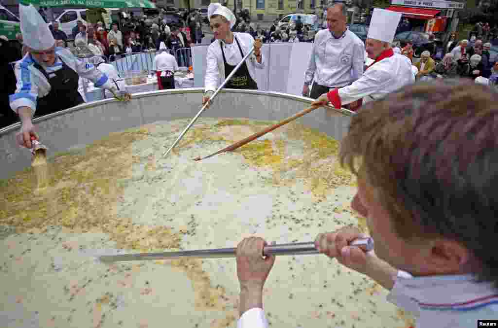 Bosnian chefs cook in a Guinness Book of World Records attempt for the largest chicken broth, in a central square of the Bosnian capital of Sarajevo. "Bey's Broth," the Bosnian meat and vegetable specialty weighing 4,124 kilograms, includes one ton of poultry, 350 kilograms of various vegetables, 120 liters of oil, 100 kilograms of flour, 50 kilograms of butter and also milk, eggs and milk cream.