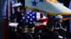 El ataúd del exsecretario de Estado Colin Powell, cubierto con la bandera, es llevado a la Catedral Nacional de Washington para un funeral el 5 de noviembre de 2021. 