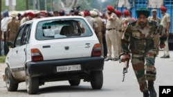 An Indian army soldier takes runs during a fight in the town of Dinanagar, in the northern state of Punjab, India, July 27, 2015. 