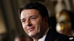 Perdana Menteri Italia yang baru, Matteo Renzi, bertemu wartawan di istana presiden di Roma (21/2). (AP/Riccardo De Luca)