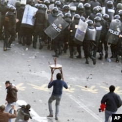 Egyptian demonstrators clash with police in central Cairo during a protest demanding the ouster of President Hosni Mubarak and calling for reforms, Jan 25 2011.