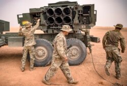 Un soldat américain passe devant un lance-roquettes lors de l'exercice militaire "African Lion" dans la région de Grier Labouihi, dans le sud-est du Maroc, le 9 juin 2021.