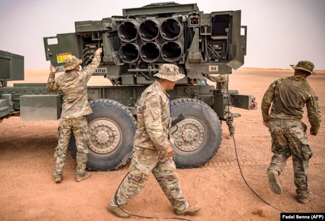 Un soldat américain passe devant un lance-roquettes lors de l'exercice militaire "African Lion" dans la région de Grier Labouihi, dans le sud-est du Maroc, le 9 juin 2021.