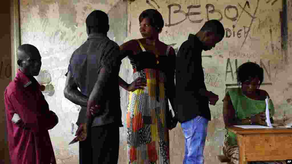 Les électeurs font la queue pour voter dans le quatrième arrondissement lors du second tour de l&#39;élection présidentielle, Bangui, en République centrafricaine, 14 février 2016.