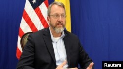 Archivo - El Encargado de Negocios de EE.UU. en Venezuela, James Story, durante una entrevista con Reuters en Bogotá, Colombia, el 12 de abril de 2019.