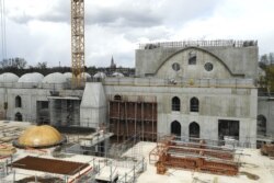 Pembangunan Masjid Sultan Eyyub di Strasbourg, Perancis timur. Dewan Kota Strasbourg menyetujui setidaknya 2,5 juta euro dana publik untuk pembangunan yang dipimpin oleh Asosiasi Milli Gorus (CIMG), 6 April 2021. (Foto: AFP/Frederick Florin)