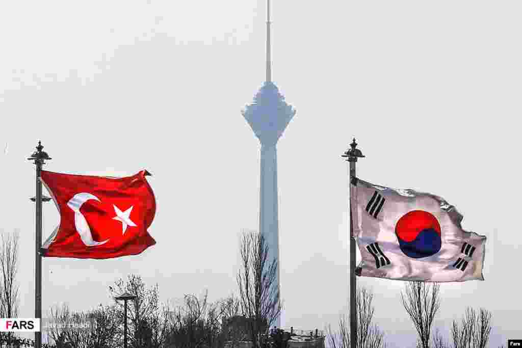 کنفرانس بین‌المللی تهران علیه قاچاق مواد مخدر سازمان ملل می گوید ایران نباید قاچاقچیان را اعدام کند. ایران می گوید این تنها راه برخورد با آنهاست. اعدام قاچاقچیان هنوز نتوانسته باعث کاهش تجارت مواد مخدر در ایران شود. عکس: جواد هادی