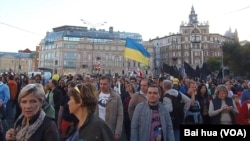 去年秋季莫斯科的一次大规模反政府集会，示威者呼吁俄罗斯停止入侵乌克兰(2014年9月资料照片 美国之音白桦拍摄)