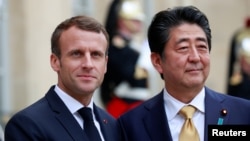 유럽 순방 중인 아베 신조 일본 총리가 17일 파리 엘리제궁에서 에마뉘엘 마크롱 프랑스 대통령과 회담했다.