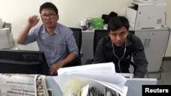 路透社記者瓦龍（左）和覺梭在仰光路透社記者站工作