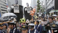 Ribuan warga Tokyo berunjuk rasa menentang kebijakan pemerintah Jepang dalam mengoperasikan kembali PLTN Ohi (Foto: dok). 