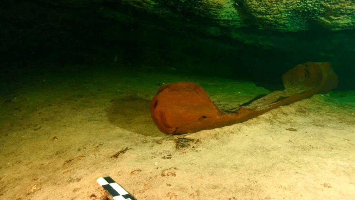 Una antigua canoa maya encontrada en Yucatán, México