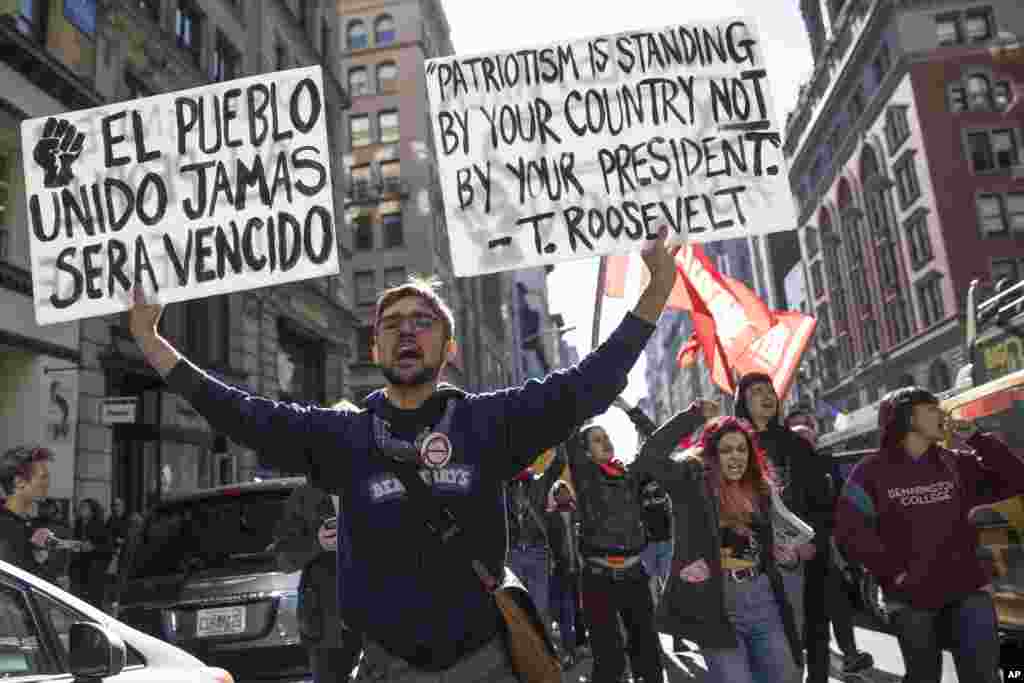 Manifestantes cantam palavras de ordem enquanto marcham pela 5&ordf; Avenida em Nova Iorque, durante um protesto contra o Presidente-eleito Donald Trump. Nov. 12, 2016.