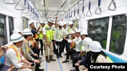 Presiden Joko Widodo mencoba langsung kereta api cepat dari stasiun Bunderan HI hingga Lebak Bulus, Jakarta, 6 November 2018. (Foto courtesy: Setpres RI)