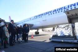 Predsednik Srbije Aleksandar Vučić dočekao je isporuku vakcina proizvođača AstraZeneka, na aerodromu "Nikola Tesla", u Beogradu, 21. februara 2021. (Foto: Sajt Predsedništva Srbije, Dimitrije Goll)