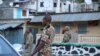 Des soldats attendent à l'extérieur de la "Médina" à Mutsamudu, Anjouan, Comores, 19 octobre 2018.