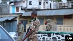Des soldats attendent à l'extérieur de la "Médina" à Mutsamudu, Anjouan, Comores, 19 octobre 2018.