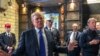 Mantan Presiden Donald Trump mengunjungi pemadam kebakaran Engine Co. 8, Sabtu 11 September 2021, di New York. (Foto: AP)