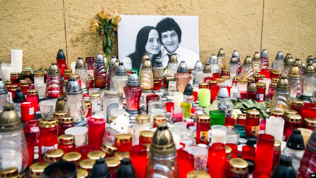 Lilin-lilin dipasang untuk mengenang wartawan Slovakia Jan Kuciak dan pacarnya Martina Kusnirova, terlihat di foto, di Bratislava, Slovakia, 28 Februari 2018.