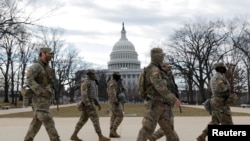 國民警衛隊的士兵在美國國會大廈外面巡邏。