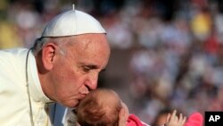 Le pape François embrasse un enfant, Florence, 10 novembre 2015