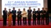2017年11月3日，在马尼拉参加东盟峰会的领导人集体合影，柬埔寨首相洪森为右起第三人。