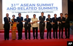 지난 13일 필리핀 마닐라에서 열린 동남아시아연합(ASEAN) 정상회의에서 각 국 정상들이 손을 맞잡고 기념사진을 촬영하고 있다.