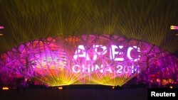 2014年11月4日，北京在国家体育场鸟巢为亚太经合组织峰会举行灯光和焰火彩排。体育馆巨大电子显示屏上打出了APEC标志。