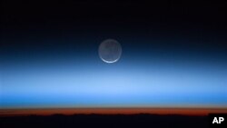 Foto bulan yang diambil oleh kru Expedition 28 dari Stasiun Luar Angkasa Internasional. (Foto: NASA)