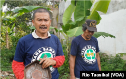 Ketua Bank Sampah NF Badru Hidayat mengatakan produksi paving block lebih ringkas dan lebih terjangkau, Gedebage, Bandung, 7 Februari 2019. (Foto: Rio Tuasikal/VOA)