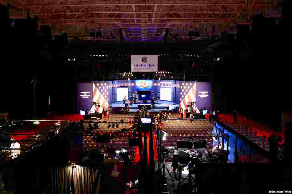 Preparations are underway at Hofstra University. (B. Allen/VOA)